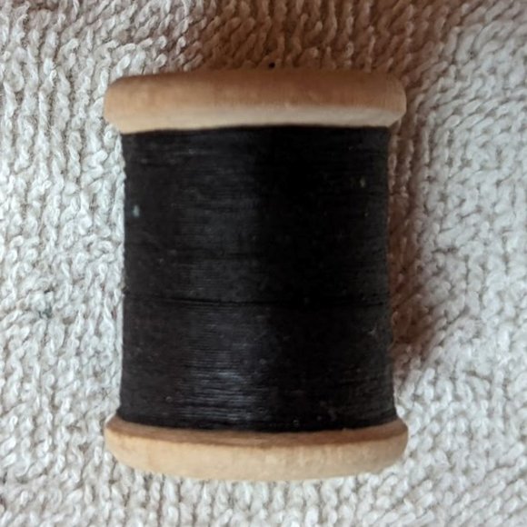 FURTHER REDUCED Vintage Wooden Sewing Spools in Decorative Box c late 1960s - Picture 9 of 13